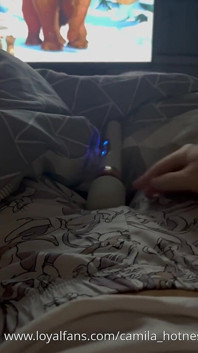 Korzystanie z mojego elektrycznego wibratora sprawia, że moja cipka jest naprawdę mokra