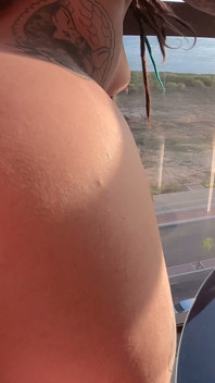 Dreadhot aplecat peste masa de sticlă în timp ce tot orașul putea vedea