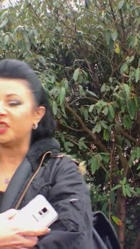 Milf Badass menunggang ke dalam kereta untuk hisap dan kongkek yang baik
