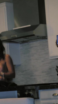 Brunette sletvrouw moedigt onderdanige manlief aan om haar grote zwarte lul gangbang creampies te eten