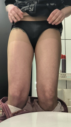 PantyhoseJuicyCummer: Striptis dengan stoking mengkilap di tempat kerja