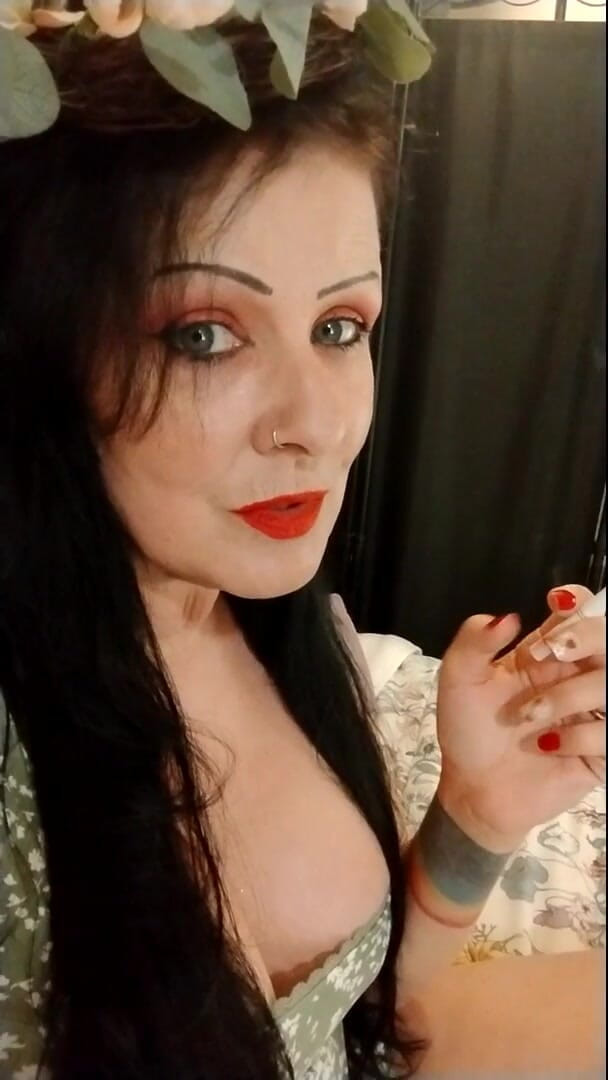 Abby Anna: Cute Smoking MILF Red Lipstick