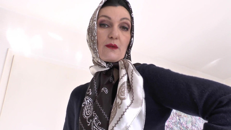 Lady Victoria Valente: Desfile de moda de pañuelo de satén y corrida en...