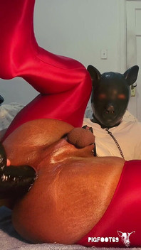 Tolong masukkan batang yang sangat tebal dengan tali ke dalam pantat saya dan cambuk saya banyak semasa saya memegang posisi ini.