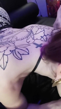 Tatuerad tjej Elea Samsa ger huvudet som ett proffs