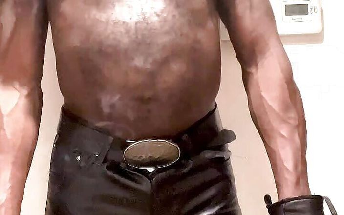 Black smoking muscle stepdad: Deri fetiş meme ucu egzersizinde siyah olgun kas
