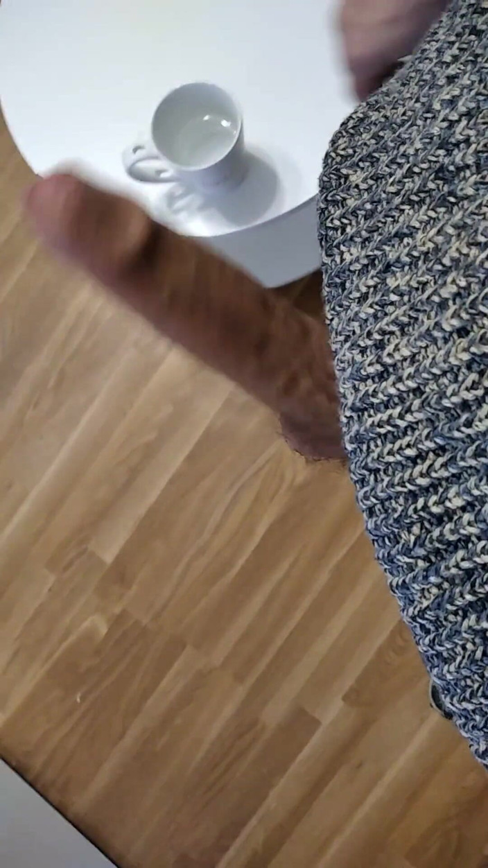 Elvissc: El chico terminó su taza de leche, sacó su polla...
