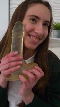 18 Anni, Giovane Studentessa Universitaria Vuole Debuttare Nel Porno. Prima Volta Con Carolina Lorca