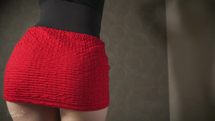 Teasecombo 4K: タイトなショートドレスで踊るスカートの下