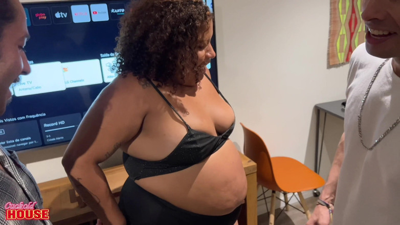 CuckoldHouse: 一个的胖美女打电话给一些朋友来修电视,并用性爱奖励他们