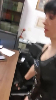 Super napalona transwestyta Helena Black wkłada dildo w jej tyłek i liże jej własną spermę poza nim