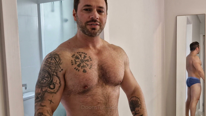 Dom Tatuado: Flagra De Macho Pauzudo No Banho Com Punheta E Gozada...