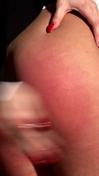 奴隶撒尿她的裤子并被她的女主人抓住
