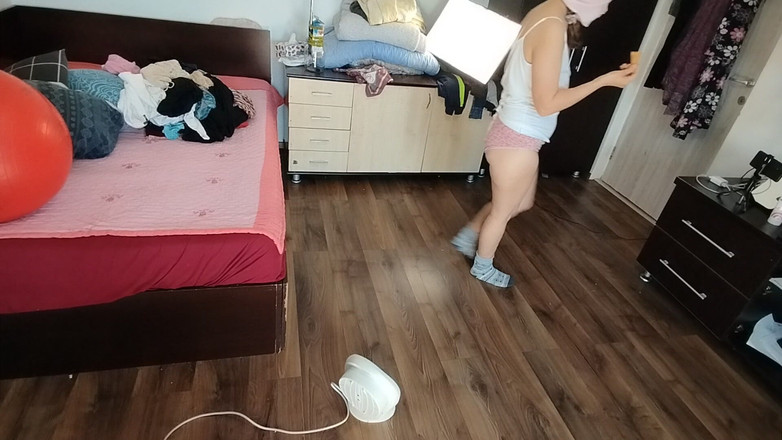 Mirsur: Sexy Brunetka Se Baví Zkoušením Oblečení. Sexy Máma Tančí Nahá...
