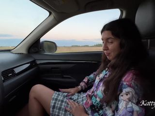 KattyWest: मैंने उसे लिफ्ट दी और कार में सेक्स के लिए उसे तलाक दे दिया