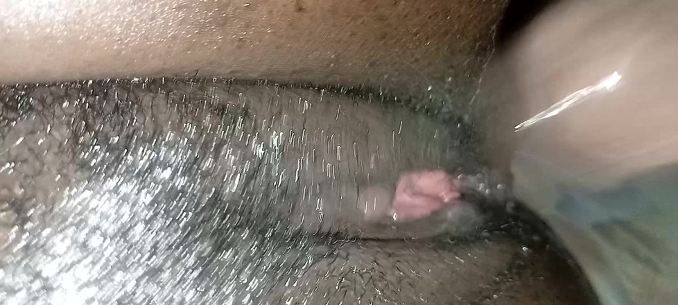 Creamyshuga: Cowok ini lagi asik nikmatin memek istrinya yang nggak bisa...