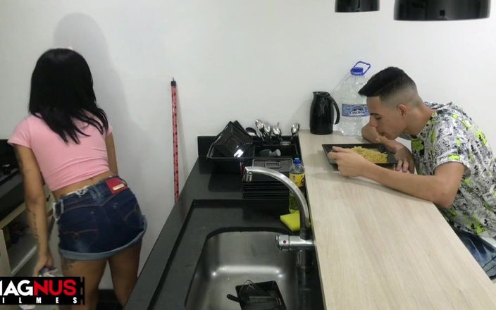 Magnus filmes: 掃除婦がキッチンで私のペニスをしゃぶった