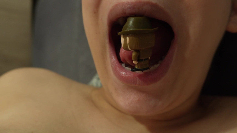 AmayaMori: Obryně dívka jí drobného člověka a saje ho