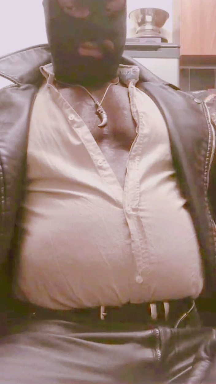 Black smoking muscle stepdad: Maskierte Leder-attired, Aufgeblähter Bauchrauch