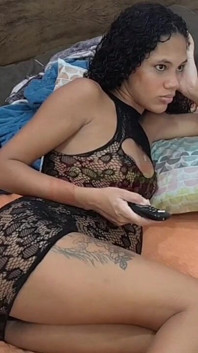 Bella donna incinta si masturba fino all'orgasmo con un vibratore durante una sessione solitaria