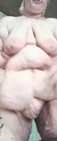 Ela é tão gorda que a assiste bater em toda a sua gordura corporal