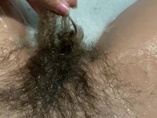 Cute Blonde 666: Cespuglio peloso sott&#039;acqua nella vasca da bagno
