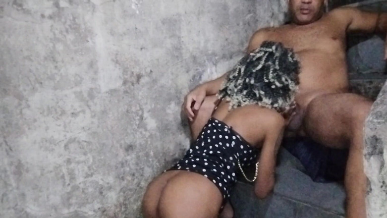 LeoOgro: En las escaleras de una casa abandonada, 100% anal