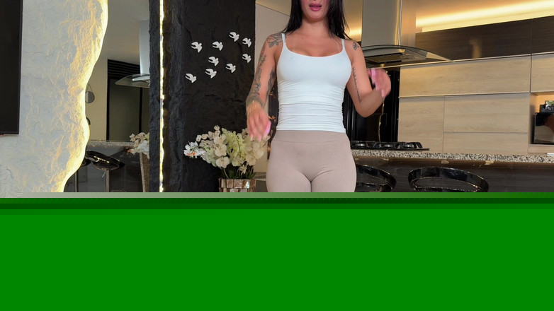 Salome Gil: MILF - Mi Sexy Madrastra Me Pilló Espiándola Y Me Da...