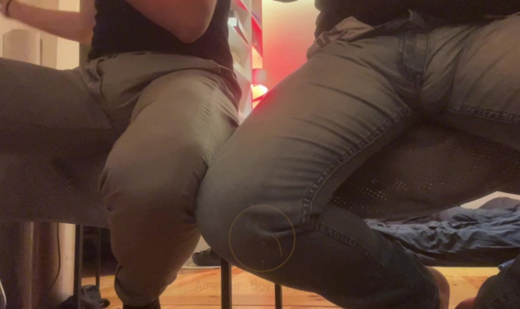 AmateurBoysPissing: 2 Amateur-mitbewohner, Typen Benetzen Ihre Hosen Vor Der Kamera Für...