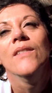 Pończochy milf zostaje uderzona w międzyrasowy gangbang