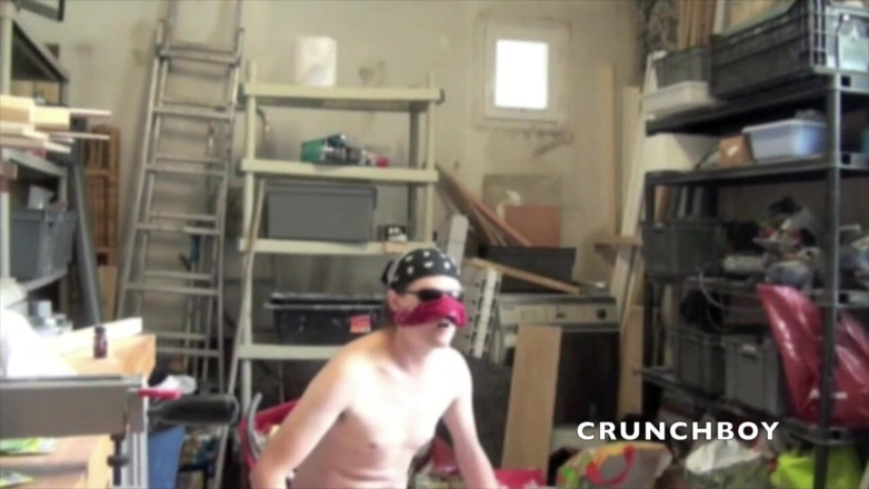 Crunch Boy: Si jalang dikongkek keras oleh lelaki polis dominan atas