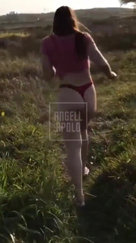 Sexy latina předvádí své kozy a má intenzivní sex na pláži se svým přítelem - skutečný amatér
