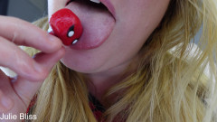 Julie Bliss: Obryně Mary Jane Miluje Shrunken Spiderman
