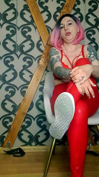 Lady angela in lingua polacca sneaker fetish in leggings in lattice rosso piedi nudi