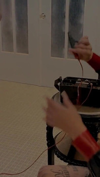 Mlle Alessa Milano Choquant Et Hurlant Electroplay À Genoux