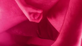 Masturbieren mit überkopfer sicht mit schönen roten ampeln