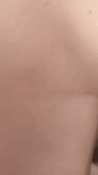 Brunette babe vingert en vibes zichzelf tot een orgasme