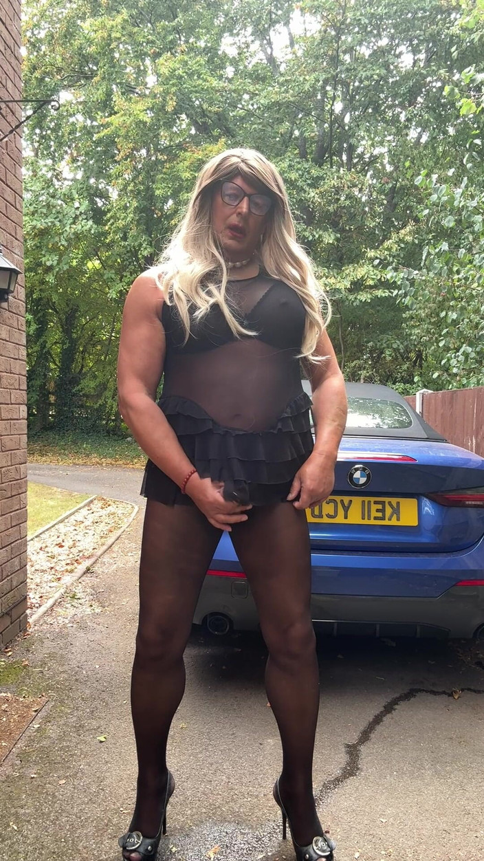 Kellycd2022: Si seksi crossdresser kellycd2022 dengan stoking tembus pandang dan sepatu...