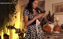 Effy Loweell studio: Vacker Instagram -modell Effy Loweell klädd i en mjölkkokostym förför dig...