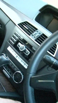 丰满的乌木小妞在车里和户外的第一人称视角性交