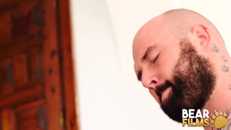 Bear Films: BEARFILMS - Ours Justin West baise un ourson avant un facial