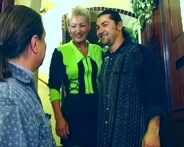 Deutsche Frauen: Blonda germană matură bea spermă după un futai sexy cu...