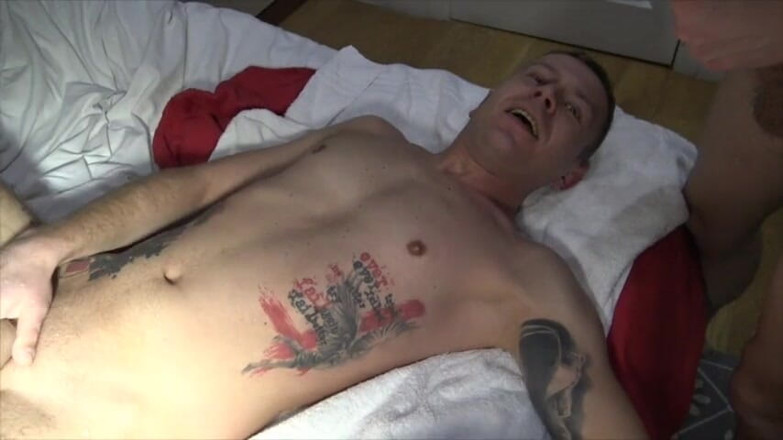 Gaybareback: Oscar Wood šuká bez sedla Ronny English