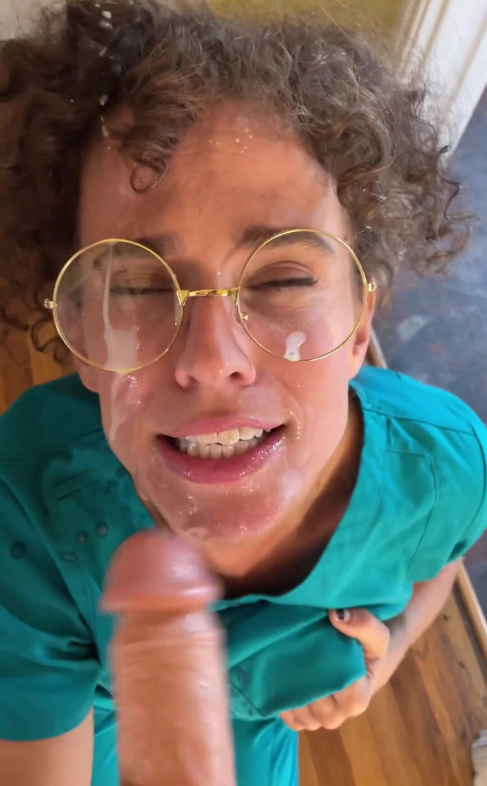 VibeWithMommy: Kåt sjuksköterska tar enorm belastning i ansiktet!