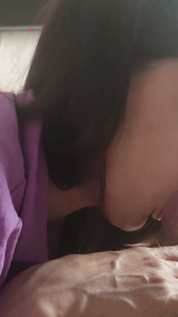 내 작은 달콤한 자지를 빠는 걸 좋아하는 배다른 여동생