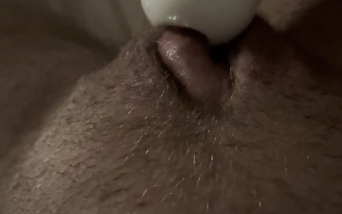 Pussyboy for u: Aku muncrat dengan vibratorku di klitoris besarku
