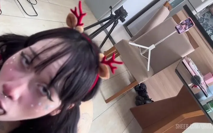 QroZne Studios: Pompino di natale con una ragazza alternativa che usa la...