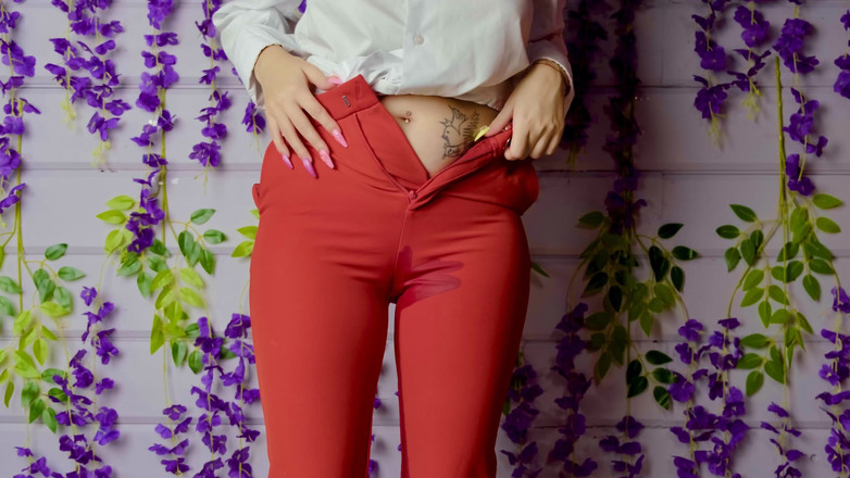 Eva Deva: 裤子里有很多尿！看看我地板有多湿！