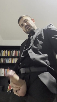 Tipul chipeș se masturbează în costum