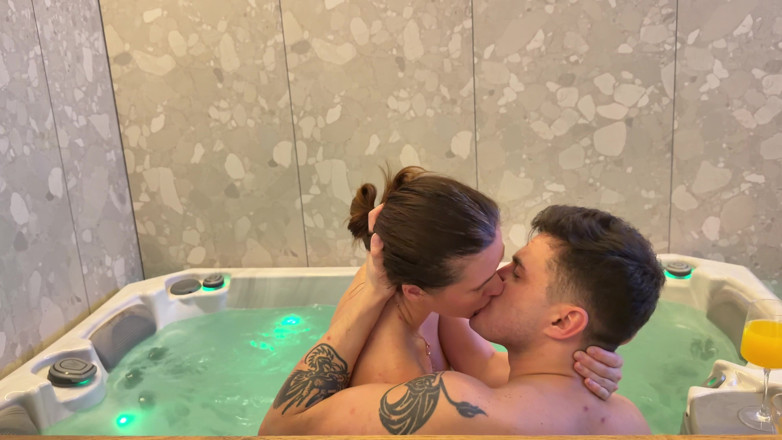 Mintaxxx69: Moglie che si scalda nella jacuzzi con un altro ragazzo,...